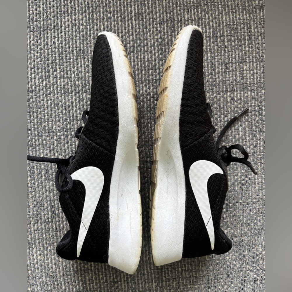 👟 Nike Tanjun Women’s Running Sneakers – Black, Size 8 🖤